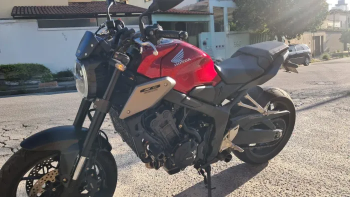 Vendo Cb 650r em estado de nova com muitos acessórios 