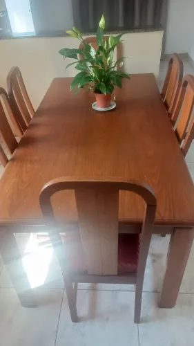 Mesa rústica de madeira maciça