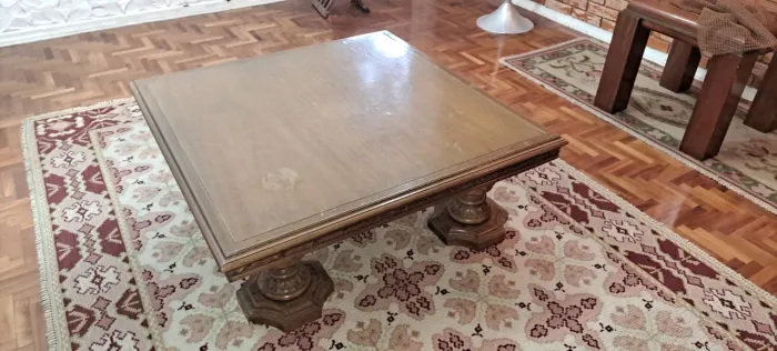 Mesa quadrada de centro madeira maciça. 