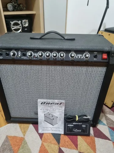 Caixa amplificada profissional p guitarra OCG 1501 da ONEAL, novinha!