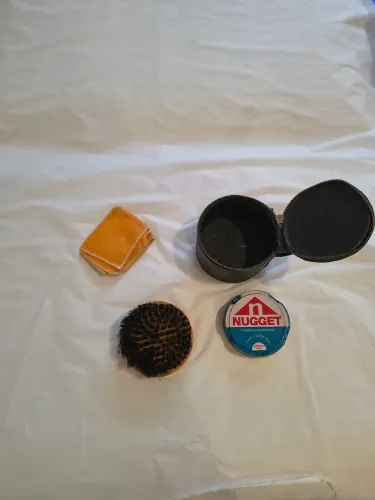 Kit antigo de escova de sapato, flanela e graxa de engraxat