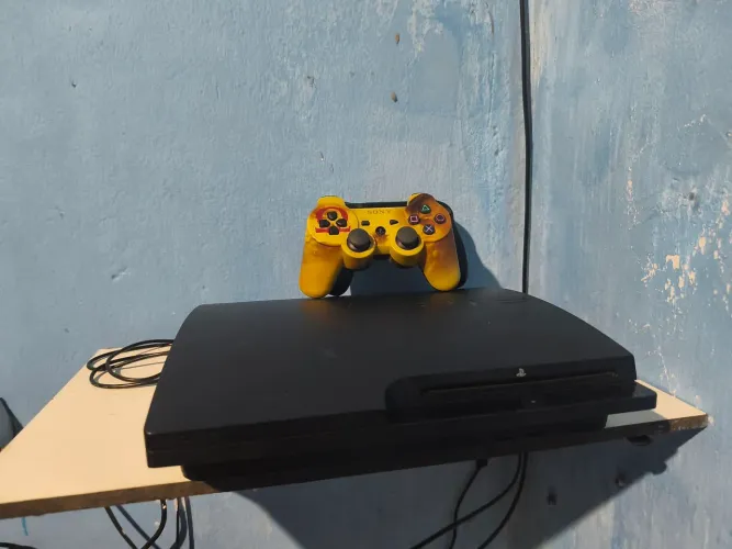 PS3 com dois HD de 500 GB um externo e o interno com mais de 80 jogos e dois controles 