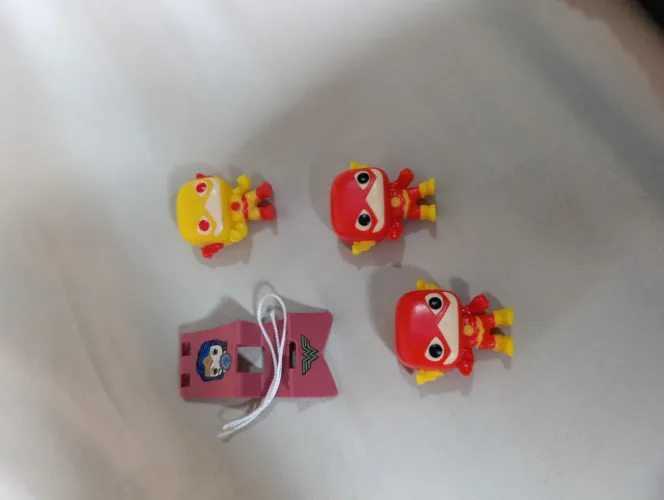 Colecionáveis kinder Joy funko liga da justiça