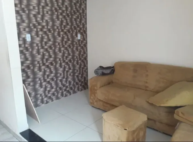 Casa em rua pública. Moradia tranquila e perto de tudo.