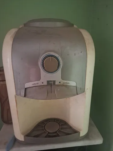 Bebedouro gela água 