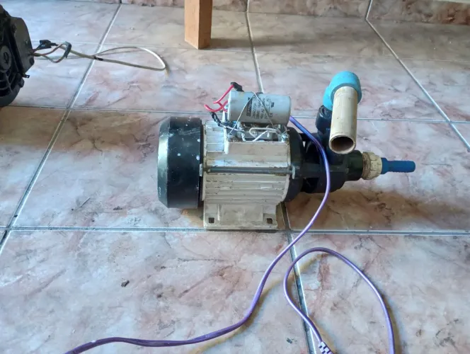 Vendo essa bomba d'água por 200 reais ela e 220 volts