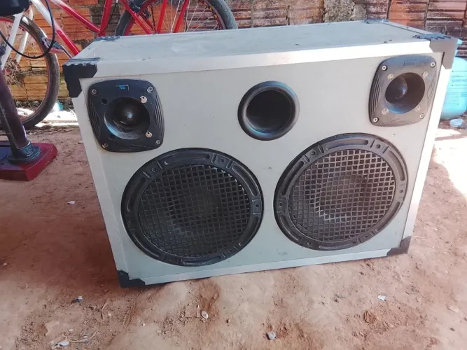 Caixa de som altomotiva