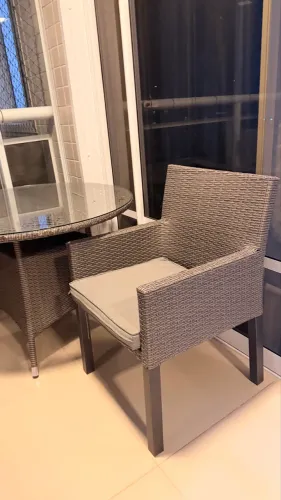 Jogo de mesa e cadeiras (04 lugares)