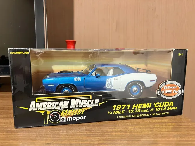 Miniatura 1:18 Cuda ERTL na Caixa.