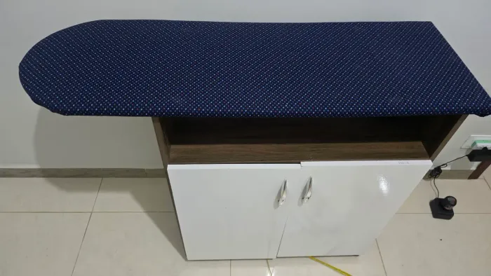 Tábua de Passar Roupa com Armário