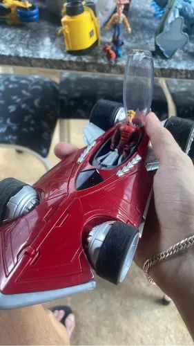 BONECO COM CARRO HOTWHEELLS BATTLE FORCE 5