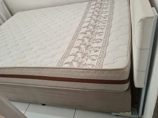 Cama de casal box com baú