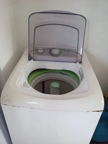 Maquina de lavar 8k funcionando,porém a parte dos pés está danificado.