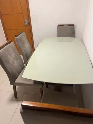 Mesa de jantar de 6 lugares com 4 cadeiras