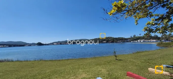 Excelente casa de frente para a Lagoa da conceição
