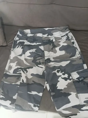 Calça cargo camuflada