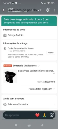 Vaso sanitário preto.