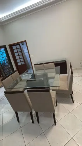 Mesa de jantar e aparador