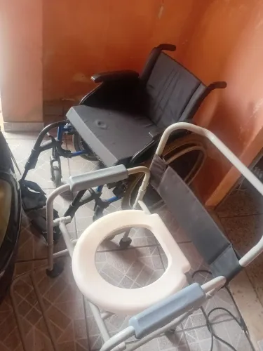 Cadeira de rodas k2 ortobras + cadeira de banho higiênica de brinde