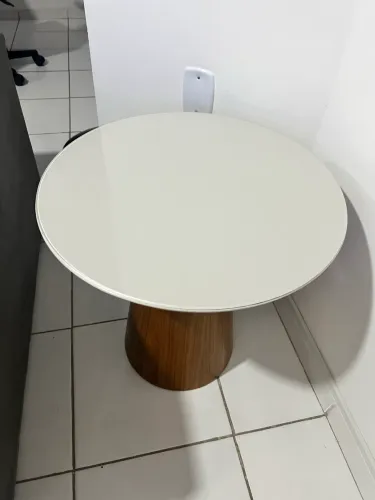 Mesa lateral pé estilo cone em madeira clara e tampo de madeira laqueada com vidro