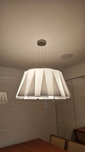 Luminária com design assinado.