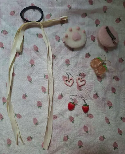 Acessórios de cabelo e brincos de moranguinho e coração 