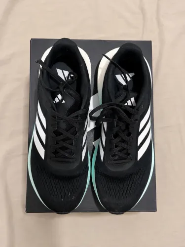 Tênis Adidas Boost Run W, código KJ0963, na cor preta com detalhes verde-água.