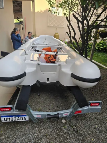 Barco inflável injetado nao afunda zero e carreta rodoviária zero motor 15 super mercury