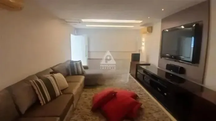 ?? Mansão térrea de alto luxo com quadra de tênis no coração da Barra da Tijuca à venda
