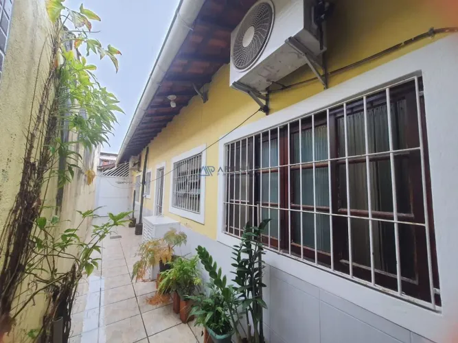 Casa à venda em Praia Grande com 2 dormitórios sendo 1 suíte na Vila Mirim