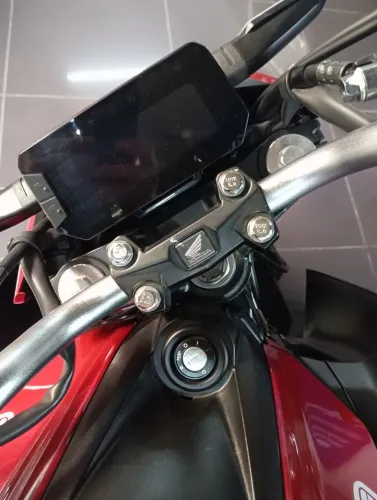 Cb 300 oportunidade muito nova faço financiamento bancário