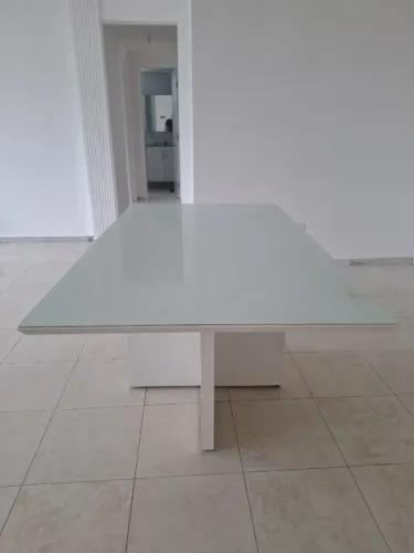 Mesa de jantar retangular, medida 1.60 x .90, em MDF branco laqueado e tampo de vidro.