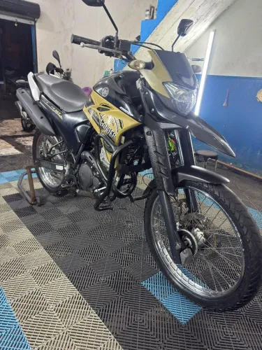 Moto com pneus novos toda revisada e quitada