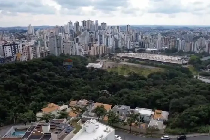 Lote de 1.000 m² no Buritis: espaço para construir a casa dos seus sonhos com uma vista pr
