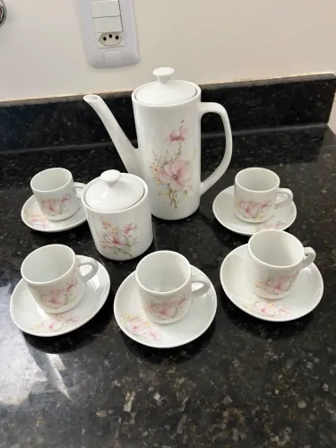 Jogo de Café Floral em Porcelana com Bule, Açucareiro e 5 Xícaras