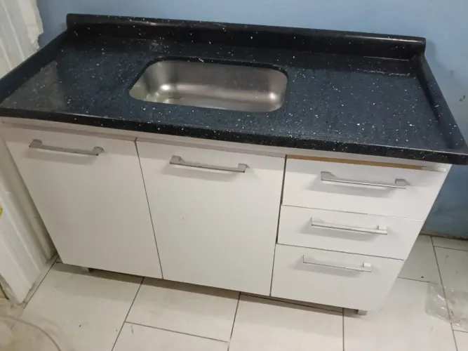 Conj, balcão com pia granito preto.