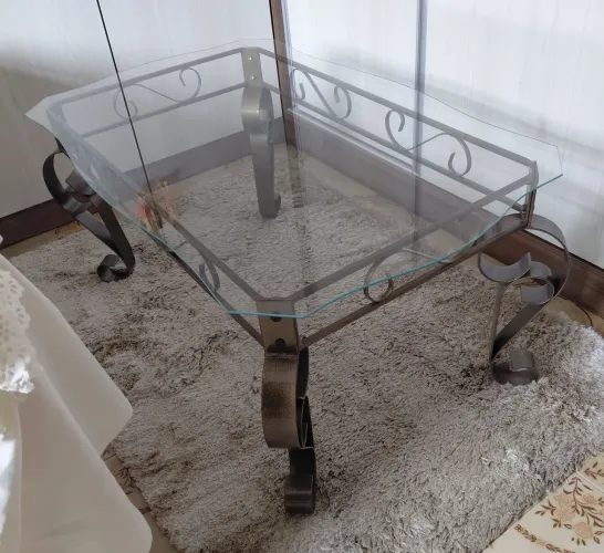 Mesa de centro - ferro trabalhado e vidro
