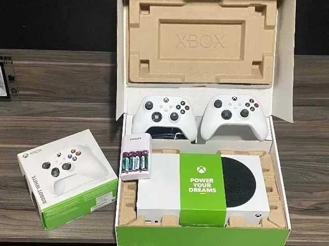 Xbox Series S 512GB + 2 Controles Originais + Kit de Pilhas Recarregáveis Philips