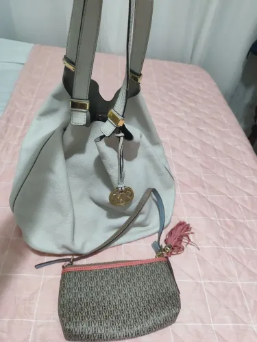 Vendo duas bolsas de marca, Michael Kors,e vector Hugo 400 reais