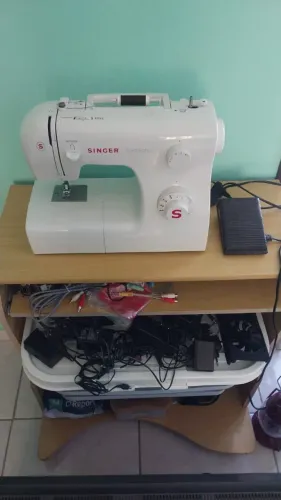 Máquina de Costura Singer Traditiom 2250 completa com manual e acessórios