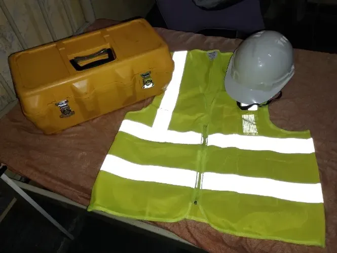 Kit completo de trabalho caixa de ferramentas camisa e capacete 