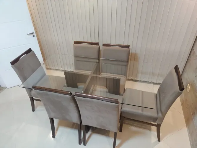 Mesa com 6 cadeiras