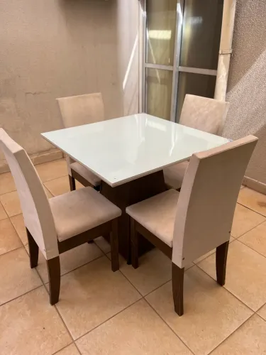 Jogo de Mesa de Jantar - Mesa + 4 Cadeiras