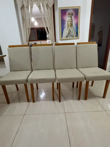 4 cadeiras de madeira com forro em linho.