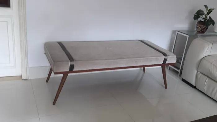 Banco estofado / recamier com pés de madeira