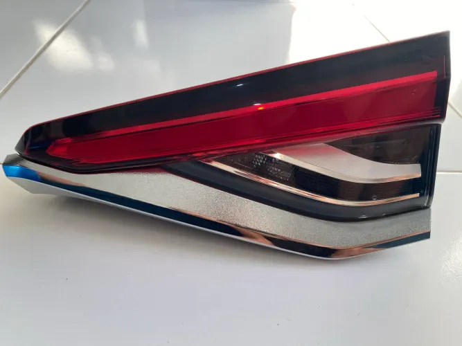 Lanterna tampa porta mala Corolla último modelo, serve no xei ou no altis