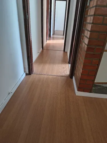 Pisos laminados e vinílicos