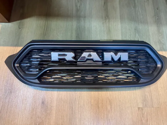 Grade frontal RAM 700 + emblemas da tampa traseira originais
