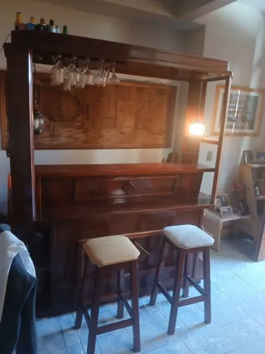 Móvel Bar de Madeira com Duas Baquetas