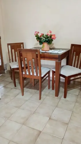 Vendo mesa de jantar estendida com três cadeiras R$450,00